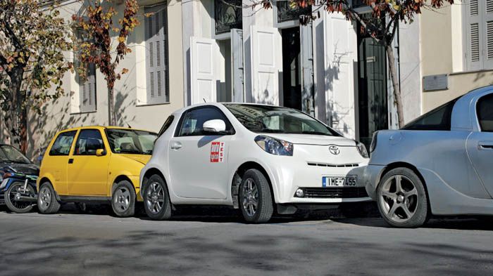 Με μήκος κάτω από 3 μ., το iQ παρκάρει παντού. Το δε smart fortwo, που είναι ακόμα πιο κοντό, μπορεί να παρκάρει ακόμα και κάθετα.